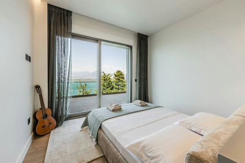 Bedroom 3 with a king bed (First floor)