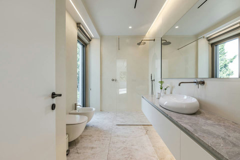 Bathroom 4 (First floor)