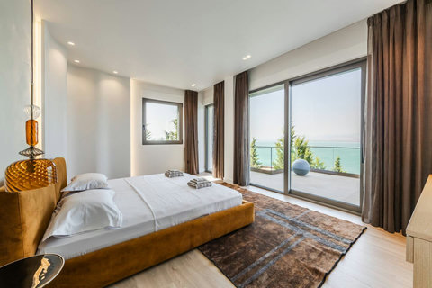 Bedroom 2 with a king bed (First floor)