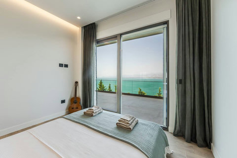 Bedroom 3 with a king bed (First floor)