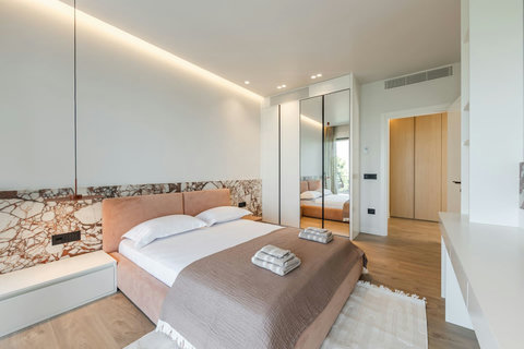 Bedroom 4 with a king bed (First floor)