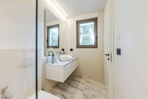 Bathroom 1 (Ensuite to bedroom 1)