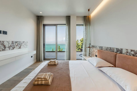 Bedroom 4 with a king bed (First floor)