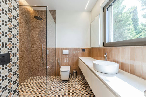 Bathroom 2 (Ensuite to bedroom 2)