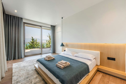 Bedroom 1 with a king bed (Ground floor)