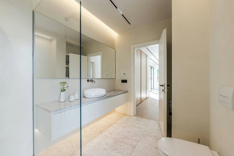 Bathroom 4 (First floor)