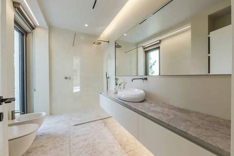 Bathroom 4 (First floor)