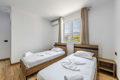 Bedroom with two single beds