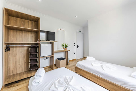 Bedroom with two single beds