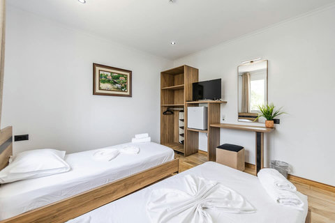 Bedroom with two single beds