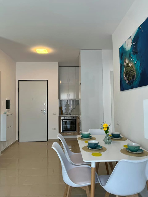 Fully equipped kitchen and dining area