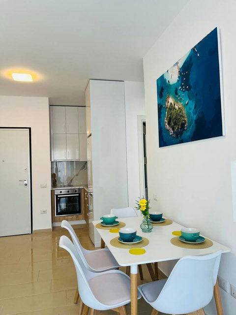 Fully equipped kitchen and dining area