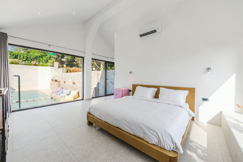 Bedroom 8 with a double bed (Guesthouse)