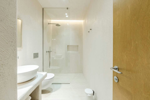 Bathroom 6 (Ensuite to bedroom 6)