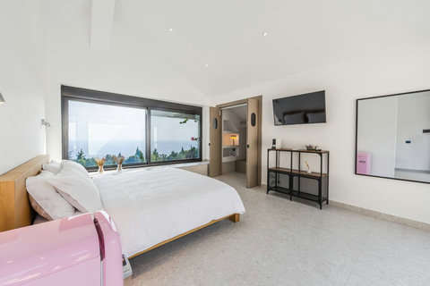 Bedroom 8 with a double bed (Guesthouse)