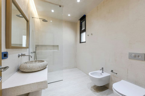 Bathroom 2 (Ensuite to bedroom 2)