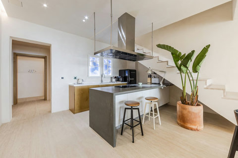 Fully-equipped kitchen 1