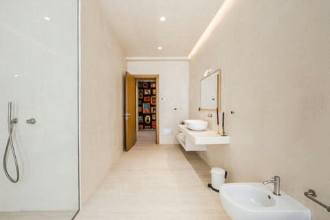 Bathroom 1 (ground floor)
