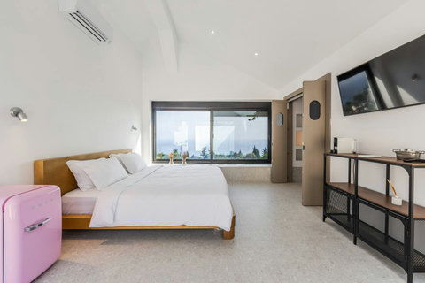 Bedroom 8 with a double bed (Guesthouse)