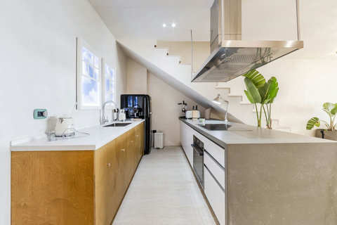 Fully-equipped kitchen 1