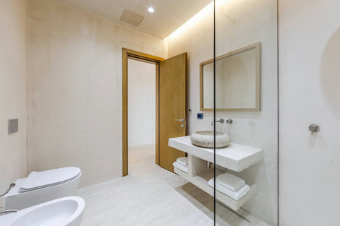 Bathroom 2 (Ensuite to bedroom 2)
