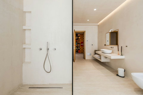 Bathroom 1 (ground floor)