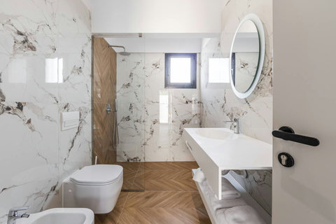 Bathroom 8 (Guesthouse)