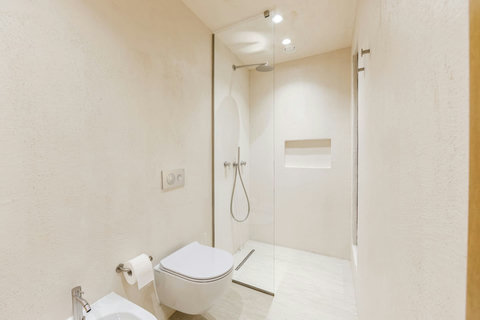 Bathroom 7 (Ensuite to bedroom 7)