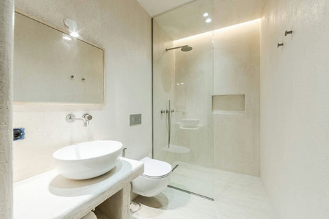 Bathroom 5 (Ensuite to bedroom 5)