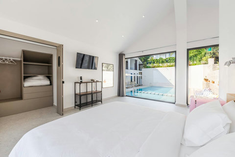 Bedroom 8 with a double bed (Guesthouse)