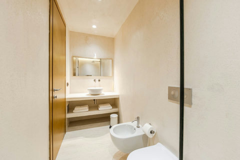 Bathroom 7 (Ensuite to bedroom 7)