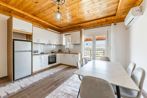 Dining area and fully-equipped kitchen