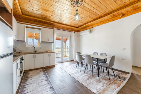 Fully-equipped kitchen and dining area