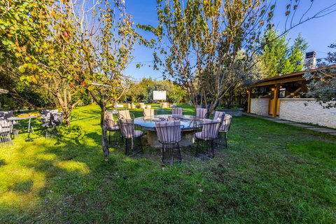 Outdoor dining area & fire pit