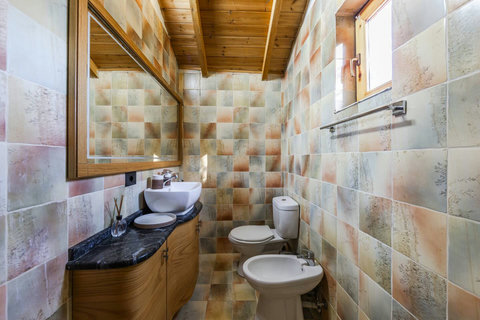 Bathroom 2 located in the first floor