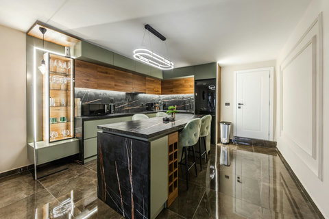 Fully-equipped kitchen and dining area