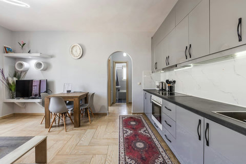 Fully-equipped kitchen and dining area