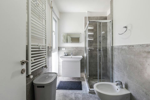 Bathroom 2 (First floor)