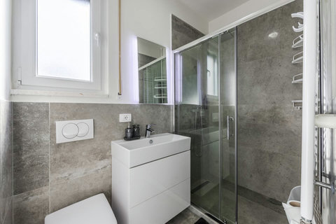 Bathroom 3 (Ensuite to bedroom 1)