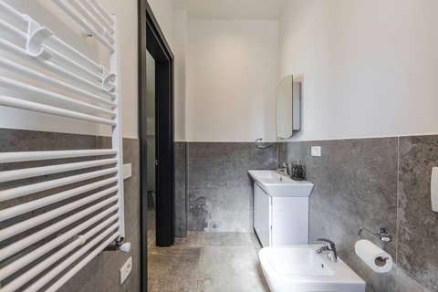 Bathroom 1 (Ground floor)