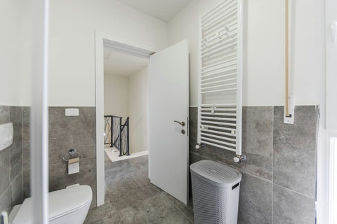 Bathroom 2 (First floor)