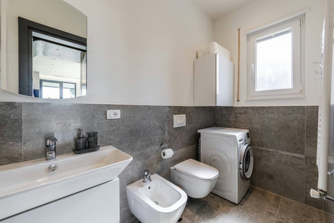 Bathroom 1 (Ground floor)