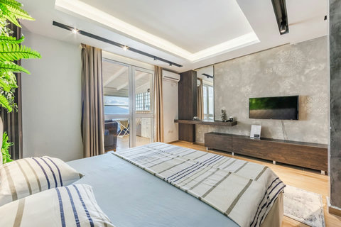 Bedroom with a double bed