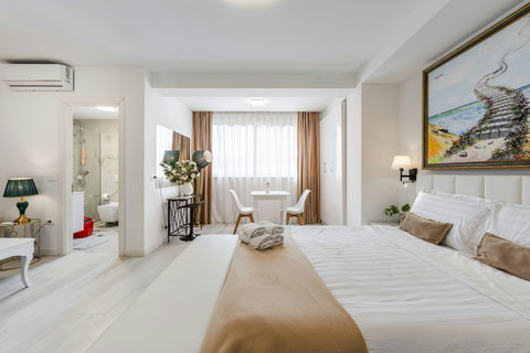 Bedroom with a double bed