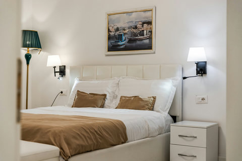 Bedroom with a double bed