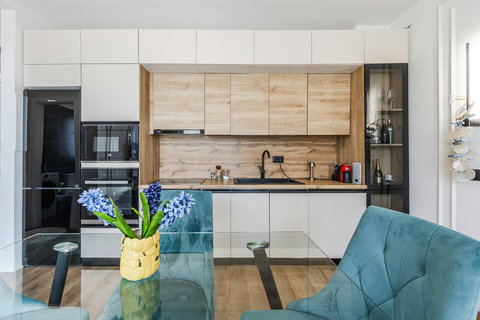 Dining area and fully-equipped kitchen