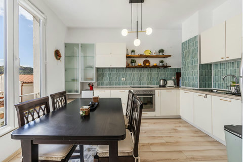 Fully-equipped kitchen and dining area