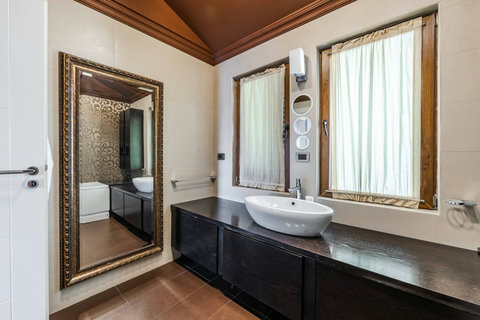 Bathroom 2 (located on the first floor)
