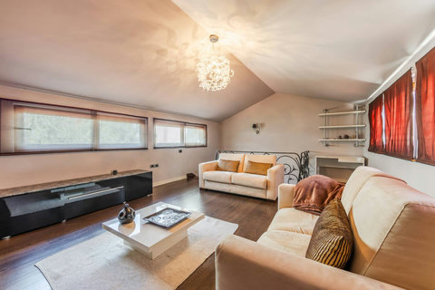 Living room 2 (located on the second floor)