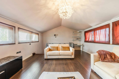 Living room 2 (located on the second floor)